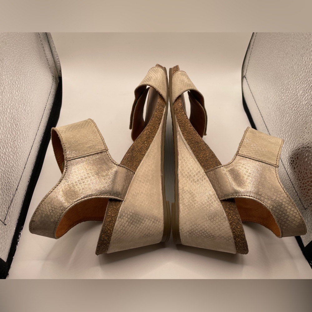 Blowout special -- 2 pairs of gorgeous "Carousel" Taos sandals for one price! - Picture 6 of 8